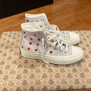 Converse chuck Taylor women size 7 with flowers